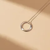 Collar de plata 925 con cadena fina y dije circular liso de diseño minimalista.