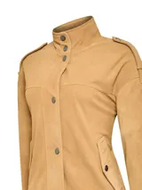 Chaqueta de cuero color camel con cuello alto, cierre frontal con botones metálicos y bolsillos laterales. Presenta detalles de costuras en los hombros y diseño de corte regular.