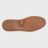 Mocasín Hush Puppies modelo Montella, confeccionado en descarne color tostado. Presenta un diseño clásico con detalle de antifaz y suela con borde de yute trenzado, combinando elegancia y estilo natural.