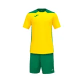 Conjunto deportivo de fútbol Joma Championship VI, para hombre, compuesto por remera amarilla con detalles en verde en cuello y laterales, y short verde con logo de la marca en blanco.