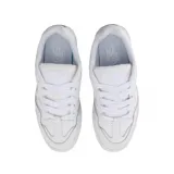 Championes urbanos Vans Upland, color blanco con logo lateral en relieve y perforaciones en la puntera.