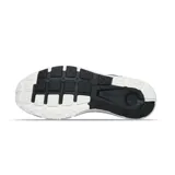 Championes de running Under Armour modelo Charged Rogue 2.5, color negro con entresuela blanca. Presentan parte superior de malla transpirable, logo de la marca en el lateral y refuerzo en el talón para mayor estabilidad.
