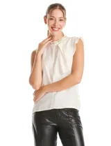 Blusa sin mangas color blanco, confeccionada en crepe con acabado satinado. Presenta un cuello alto decorado con mostacillas y una sobrecapa drapeada en el frente. La espalda cuenta con una abertura tipo gota y cierre de botón.