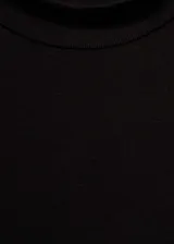 Camiseta negra de corte ajustado, con cuello perkins y mangas cortas.
