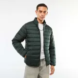 Campera puffer verde oscuro, acolchada, con cuello alto, cierre frontal y bolsillos laterales con cierre.