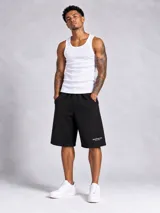 Bermuda baggy deportiva de color negro con bolsillos laterales y estampa sutil en la pierna izquierda.