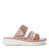 Sandalias de plataforma baja con dos tiras anchas en el empeine, una de ellas con ajuste de velcro. Presentan una combinación de texturas en tonos beige y detalles metalizados, con plantilla acolchada y suela de goma blanca.