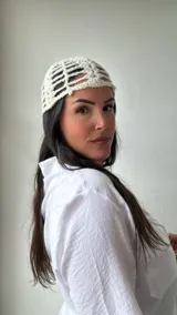 Gorro de crochet color crudo, con diseño calado y lentejuelas.