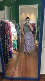 Falda midi de popelina de algodón con estampado floral en tonos celeste y rosa.