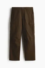 Pantalón cargo de lona de algodón con bolsillos laterales tipo cargo, bolsillos traseros con solapa y pliegues en las rodillas. Presenta cierre con botón y ajuste en la cintura.