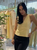 Musculosa color amarillo manteca con escote en V y corte ajustado.