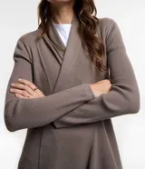 Cardigan alargado de punto texturizado color celeste, de diseño abierto y dobladillo asimétrico con puntas caídas, manga larga y calce cómodo.