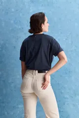Jean de tiro alto con corte recto, confeccionado en denim con spandex. Presenta un lavado gris oscuro con efecto desgastado, cierre frontal con botón y bolsillos laterales y traseros.