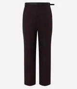 Pantalón de sastrería color negro con corte recto y estructura firme. Presenta cintura con pasadores, cierre frontal y bolsillos traseros embutidos. Incluye un cinturón fino con hebilla metálica.