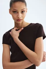 Remera corta de punto fino suave, color marrón, de corte entallado con cuello redondo ribeteado y mangas cortas.