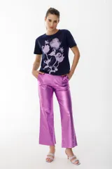 Pantalón recto metalizado color lila, de tiro medio y corte wide leg.