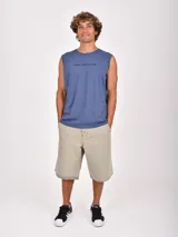 Musculosa sin mangas color azul, con cuello redondo y estampado frontal con texto en negro.