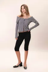 Pantalón capri tipo calza color marrón.