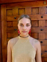 Caravanas colgantes de diseño floral en color rojo intenso, compuestas por una base de cuentas pequeñas y pétalos de resina en forma de flor.