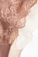 Pack de tres bombachas tipo tanga de encaje con tiro bajo y laterales finos. Incluye dos unidades en color rosado y una unidad en color blanco.