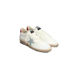 Championes Golden Goose modelo Ball Star, color blanco con detalles en gris, rojo y suela efecto envejecido.