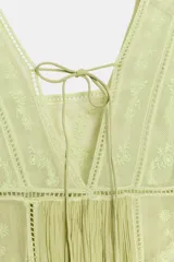 Vestido midi de Zara Woman Collection confeccionado en mezcla de viscosa color verde claro. Presenta escote cuadrado, manga corta, detalles de bordados a tono en la parte superior y falda plisada con bajo satinado.