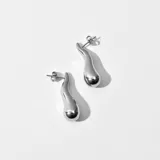 Aros colgantes plateados con forma orgánica.