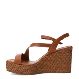 Sandalias de plataforma de corcho trenzado y taco chino, color suela, con tiras cruzadas de cuero y cierre de hebilla en el tobillo.