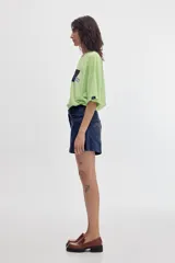 Short de denim azul de tiro alto, corte holgado y pierna ancha, con costuras verticales decorativas en el frente.