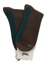 Calcetín de caña alta con diseño de paisaje montañoso en capas de colores beige, gris, verde y marrón.
