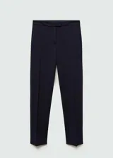 Pantalón de vestir tiro medio confeccionado en punto roma, con diseño recto, bolsillos laterales y bolsillos de ribete en la parte posterior, cierre de cremallera y gancho con trabillas en la cintura.