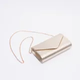 Sobre de fiesta rígido en color dorado con textura lineal y solapa triangular. Incluye una cadena metálica fina desmontable para llevar al hombro.