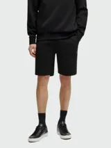 Short negro de corte recto, con bolsillos laterales y logo bordado en la pierna izquierda.