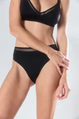 Bombacha vedetina de tiro alto con detalle de banda de tul transparente en la cintura.