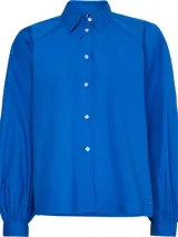 Camisa azul de algodón orgánico, corte amplio y mangas raglán.