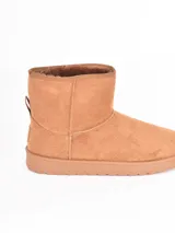 Bota de caña media color negro, con interior forrado en piel sintética y suela de goma antideslizante.