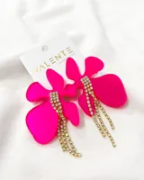 Aros colgantes con forma de flor fucsia, con apliques de strass y flecos dorados.
