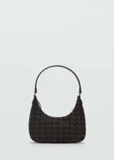 Bolso de hombro tipo baguette con diseño curvo, confeccionado en tejido jacquard con estampado de monograma en tonos oscuros. Cuenta con cierre de cremallera superior, asa corta ajustable y forro interior con bolsillo con cierre.