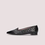 Ballerinas negras de napa acolchada con puntera de charol, suela de goma antideslizante, plantilla de piel con memory foam y forro de tela.