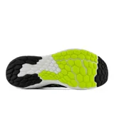 Championes de running New Balance modelo Evoz V4, color negro con detalles en verde claro y suela blanca. Cuentan con tecnología Fresh Foam X en la entresuela para mayor amortiguación.