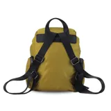 Mochila de nylon color bordó con tapa y broche metálico. Tiene apertura superior con broche, bolsillos internos, bolsillo con cierre metálico al frente y laterales. Incluye asas rígidas de mano y correas regulables para colgar en la espalda.