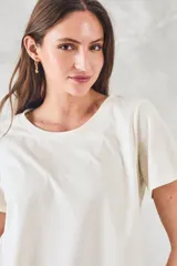 Remera azul de algodón peinado, corte recto, mangas cortas y detalle de vainillas laterales.