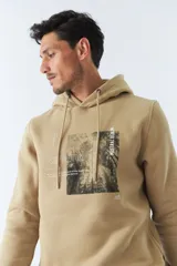 Buzo canguro blanco de felpa con capucha ajustable, bolsillos y estampado con diseño de bosque y texto.