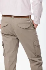Pantalón cargo azul marino de corte recto, con bolsillos laterales y traseros con solapa, confeccionado en algodón con elastano.