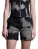 Short de jean con efecto tie-dye en tonos grises y negros, de tiro alto y corte ajustado.