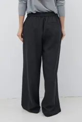 Pantalon de corte sastrero y pierna ancha, confeccionado en tela melange. Presenta cintura con trabillas, cierre frontal con botón y bolsillos laterales.