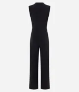 Mono largo de microfibra color negro, con escote en V profundo tipo cruzado, hombreras estructuradas y diseño sin mangas con breteles anchos. Presenta una cintura ajustada y pantalón de corte recto y amplio.