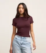 Blusa básica de manga corta y cuello redondo, confeccionada en viscosa texturizada de color bordó, con diseño ajustado y terminación de bajo ondulado.