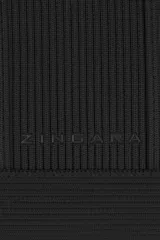 Bolso tipo tote mini color negro, tejido con diseño acanalado vertical. Tiene doble asa corta y logo de la marca en el frente.