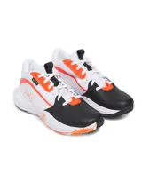 Championes de básquetbol Under Armour modelo Lockdown 7, con diseño de caña media. Presentan una combinación de colores blanco, negro y naranja, con parte superior de malla transpirable y superposiciones de cuero sintético. Incluyen entresuela de EVA para amortiguación ligera y suela de caucho con patrón de tracción.